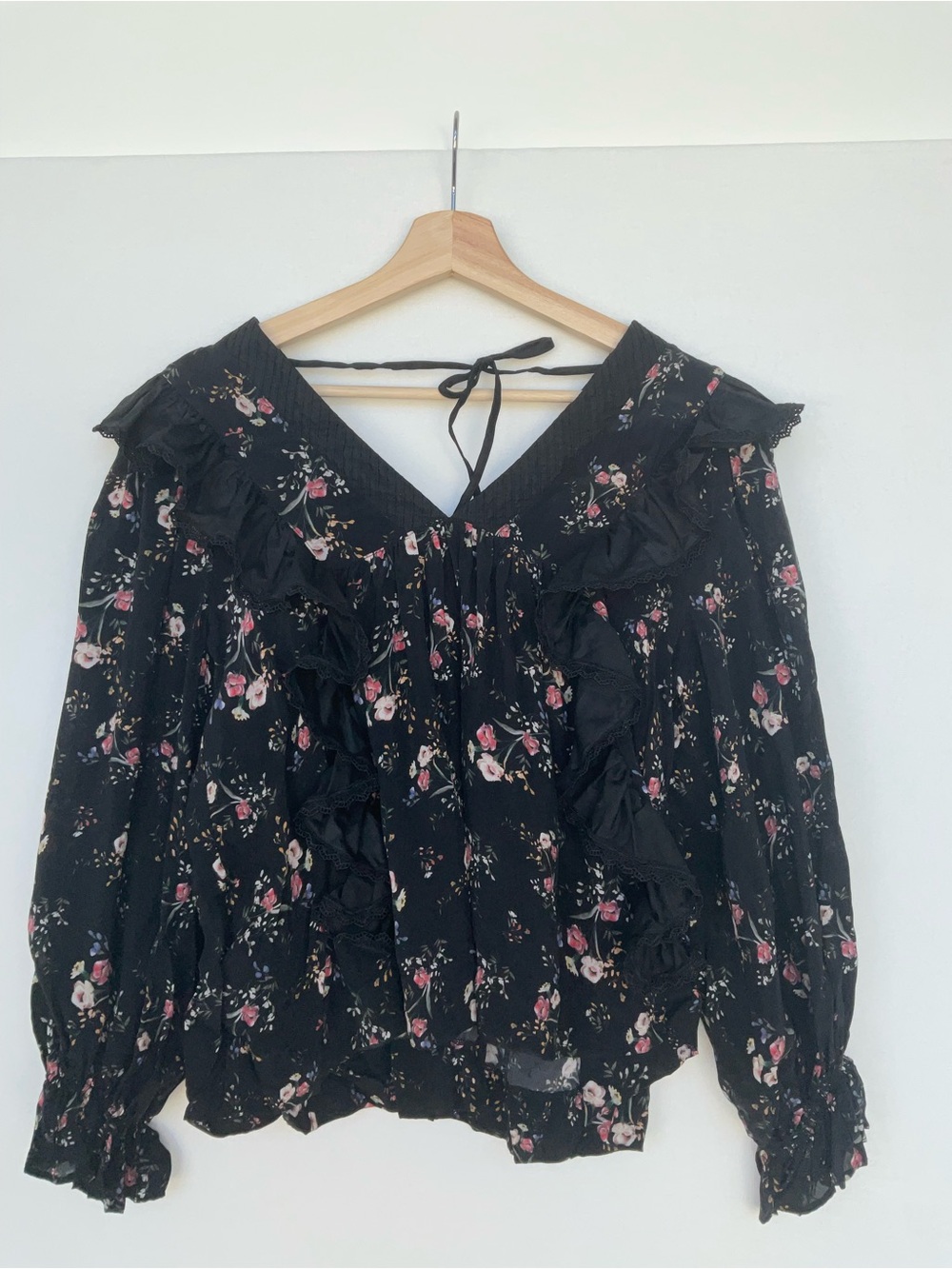 Lug von Siga Boho Floral Ruffle V-Neck Blouse